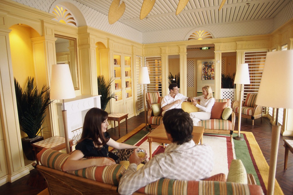 AIDAaura lounge Hemingway